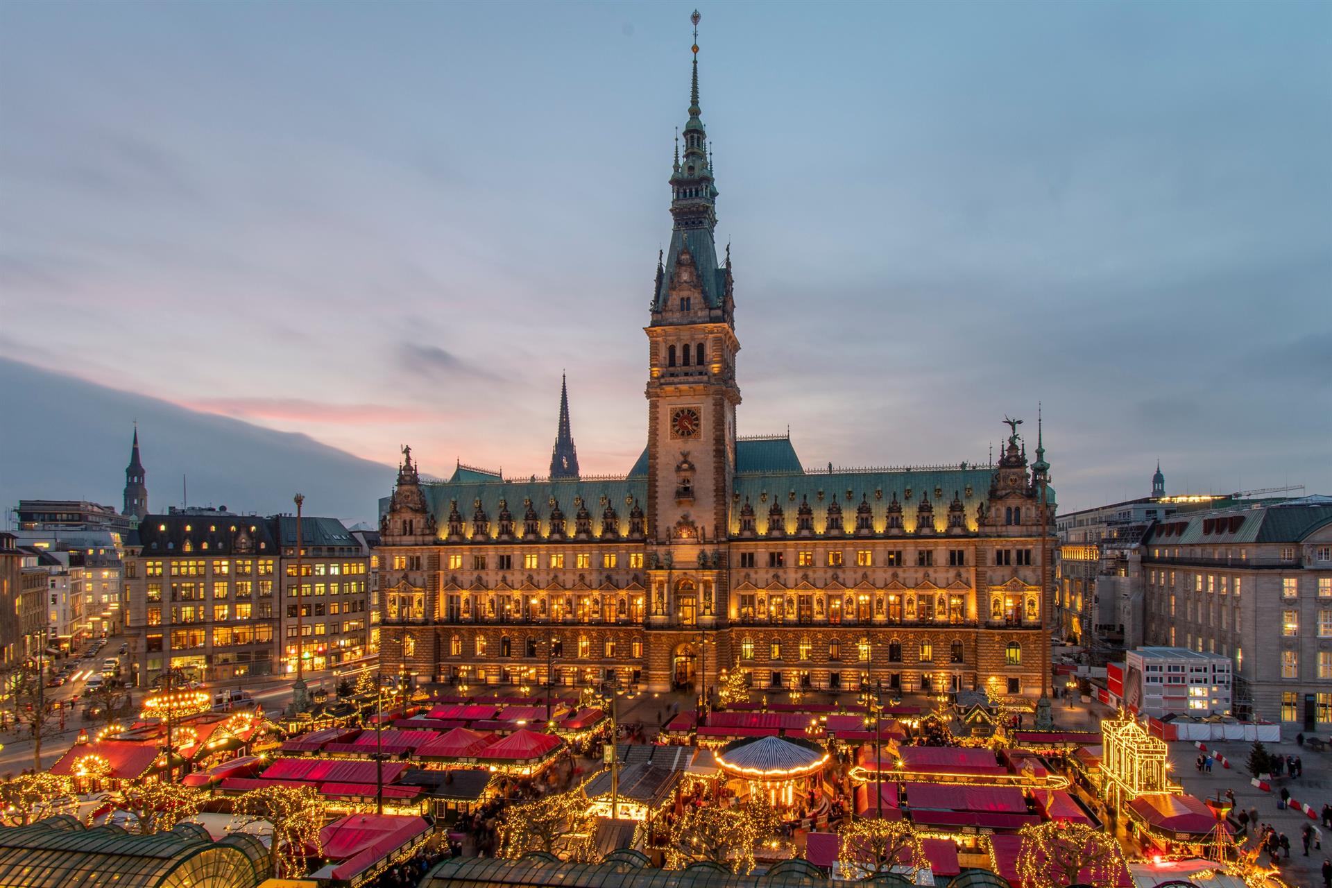 Der Hamburger Weihnachtsmarkt auf dem Rathausplatz.