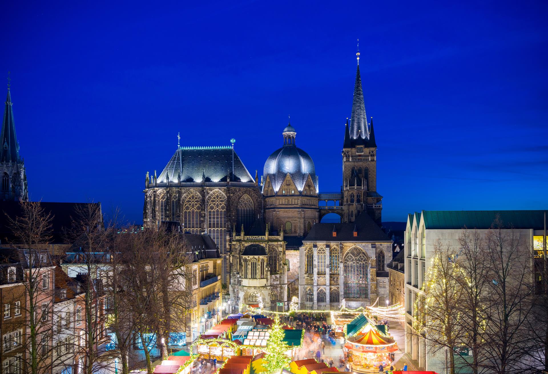 Der Aachener Weihnachtsmarkt vor dem Dom. 