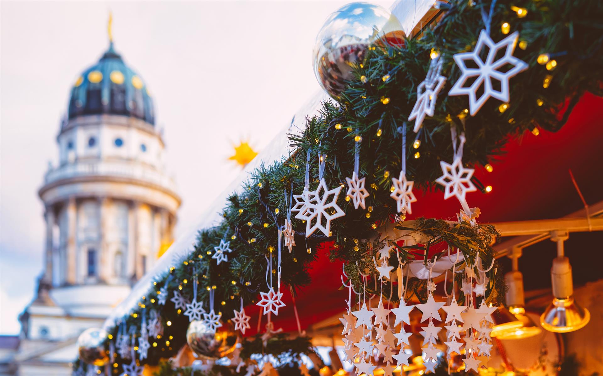 Weihnachtszauber Gendarmenmarkt vor der Kulisse des Berliner Doms.