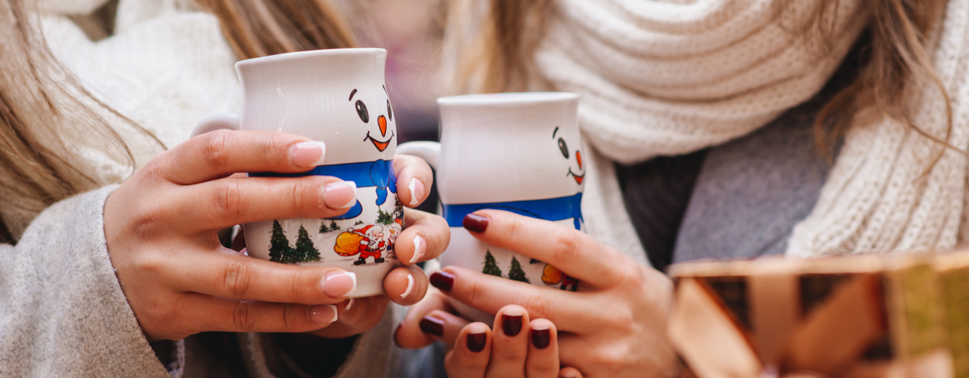 Zwei Freundinnen trinken Glühwein