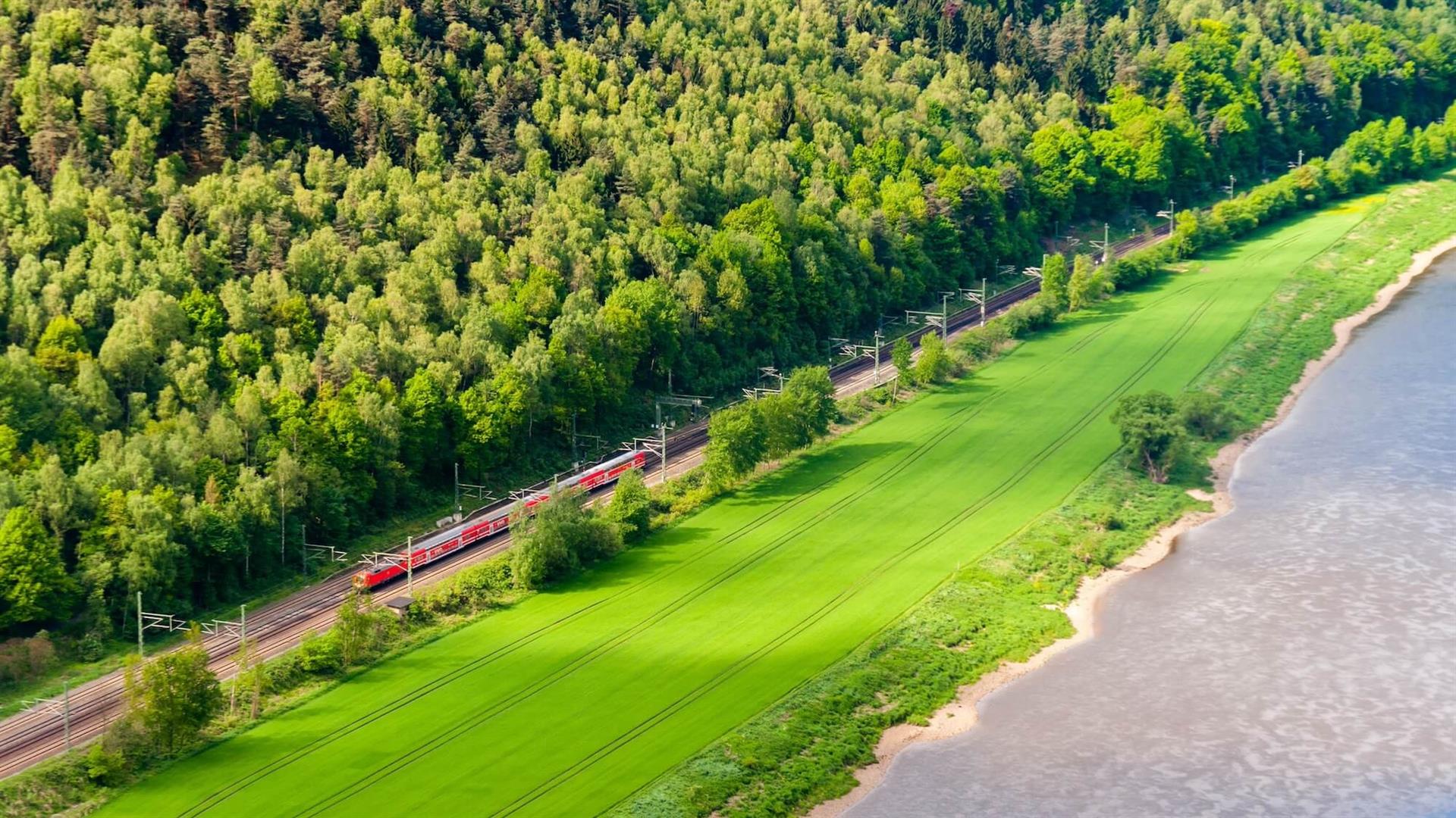 Eine spektakuläre Landschaft erwartet Fahrgäste auf dem Schienenweg von Dresden nach Bad Schandau. © Erik Schumann|Adobe Stock