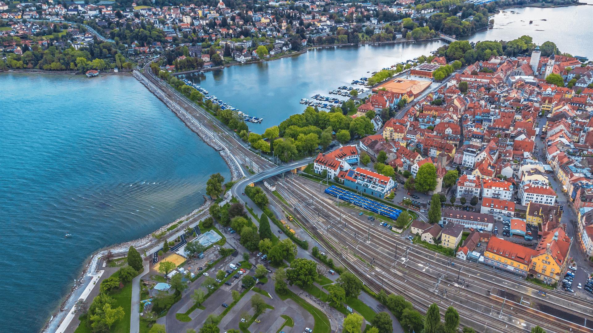 Schienenwege aus der Vogelperspektive: In Lindau in der Bodenseeregion liegt der Hauptbahnhof auf einer Insel. © harshavardhan|Adobe Stock