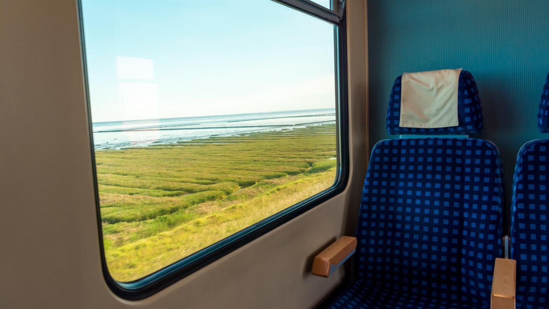 Der Hindenburgdamm verbindet die ostfriesische Insel Sylt mit dem Festland. © YesPhotographers|Shutterstock