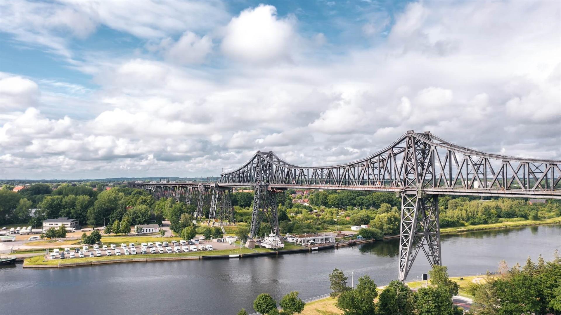 Die Rendsburger Brücke in Schleswig-Holstein führt direkt über den Nord-Ostsee-Kanal © uslatar|Shutterstock