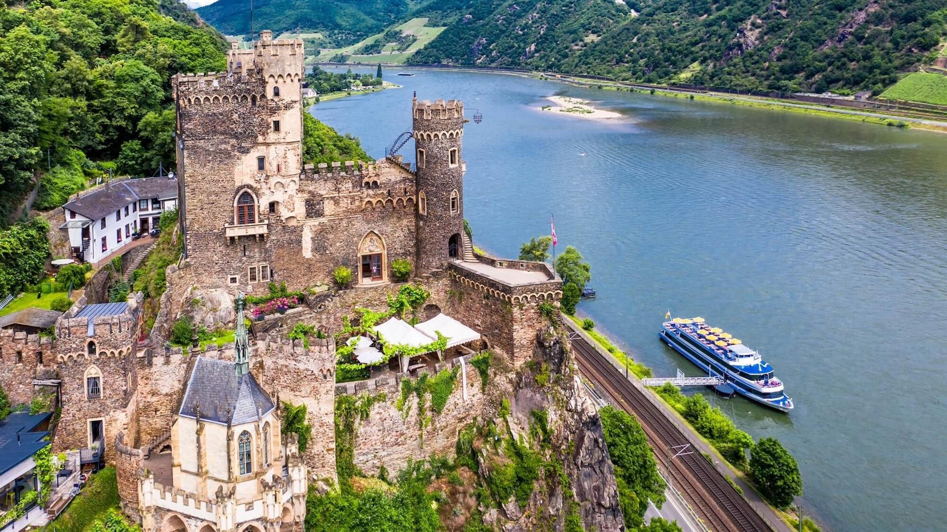 Die Burg Rheinstein in Trechtingshausen ist eine von vielen Burgen im Oberen Mittelrheintal. © Video Media Studio Europe|Shutterstock