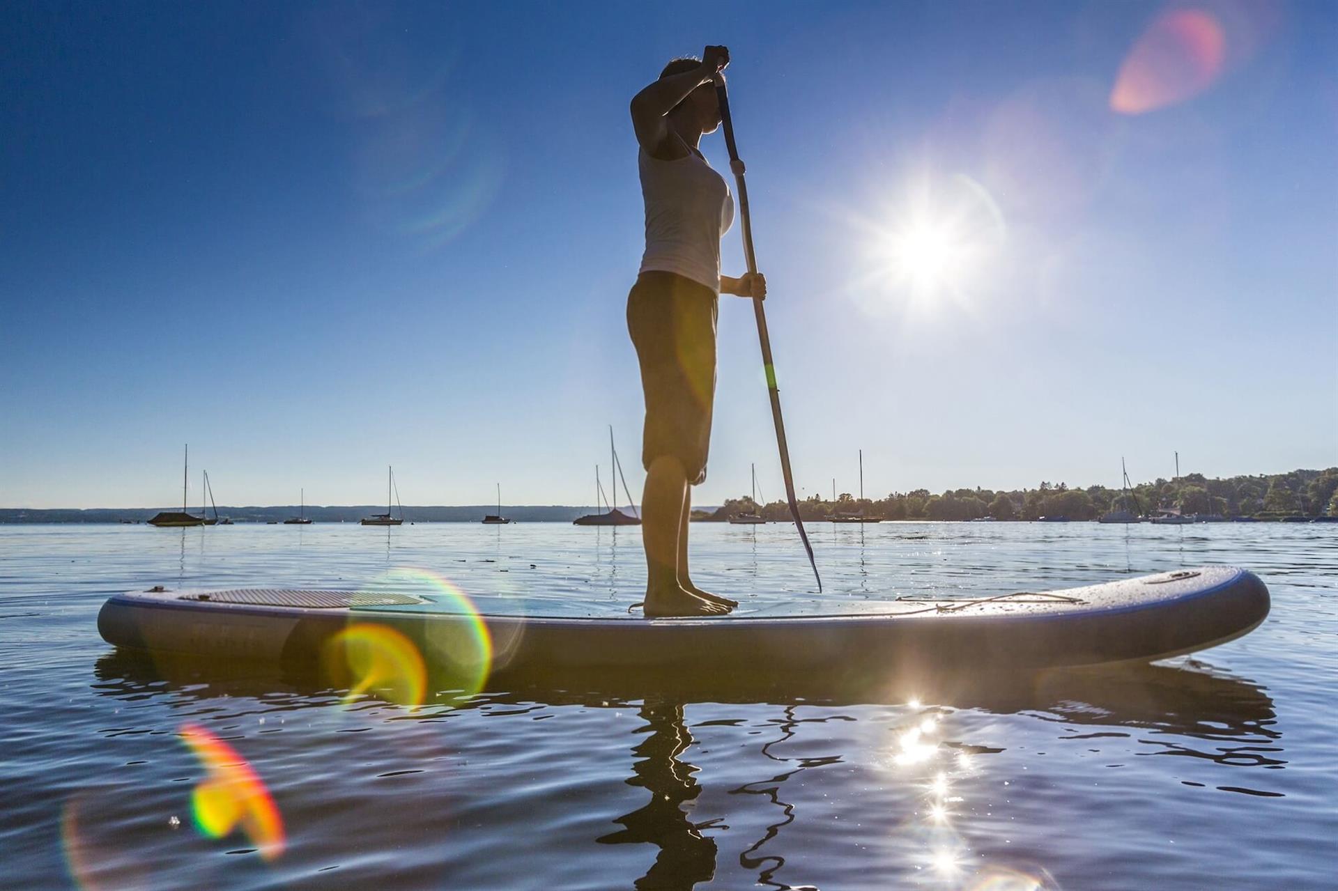 Entspannt übers Wasser paddeln – dazu lädt unter anderem der Ammersee nahe München ein.