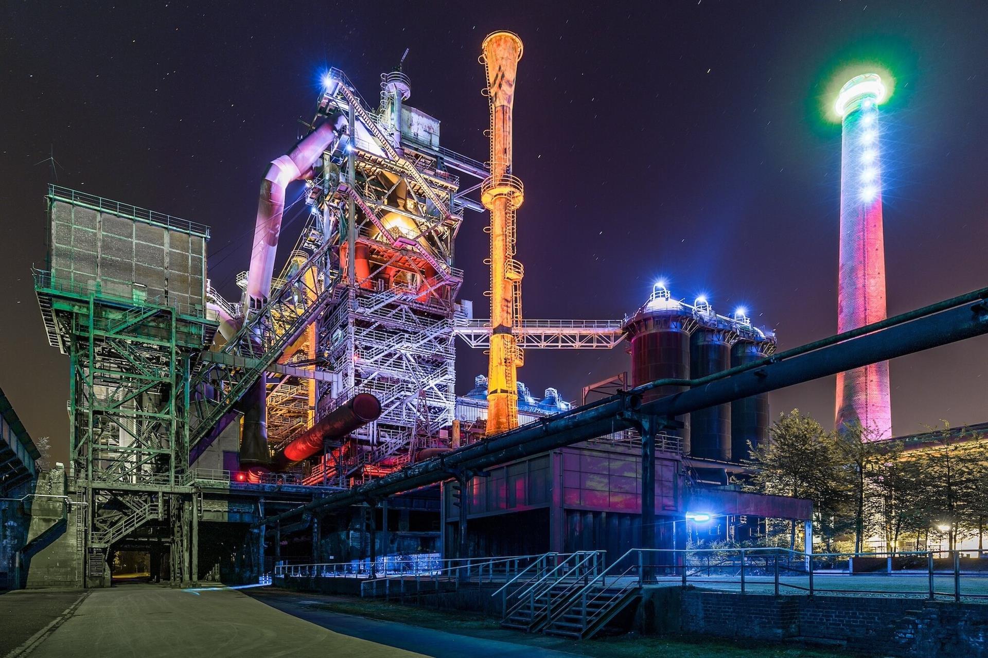 Besucher*innen können im Landschaftspark Duisburg Filme in industrieller Kulisse schauen.