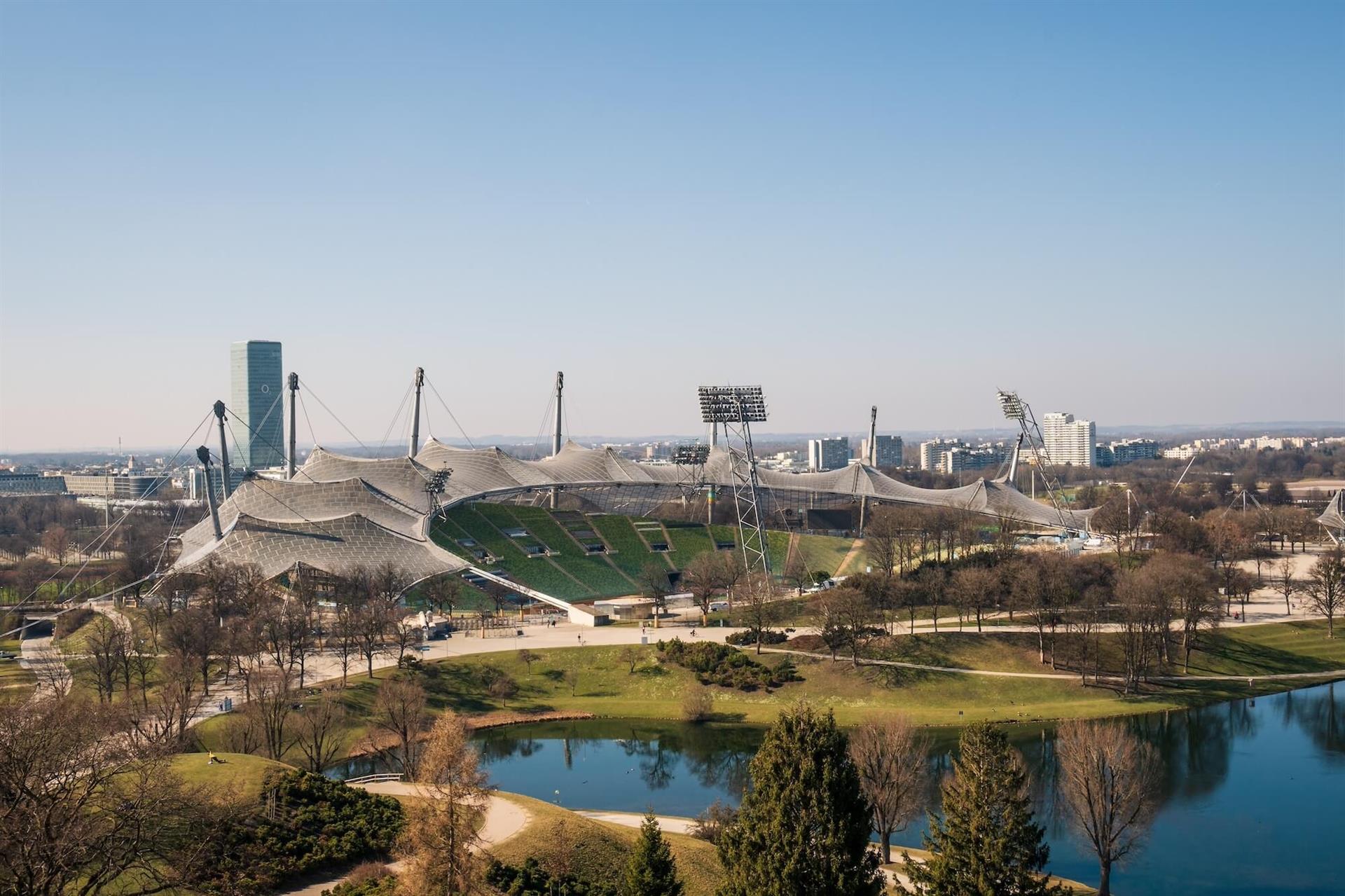 Der Olympiaberg in München bietet einen Panoramablick auf Park, Stadt und das Olympiastadion.